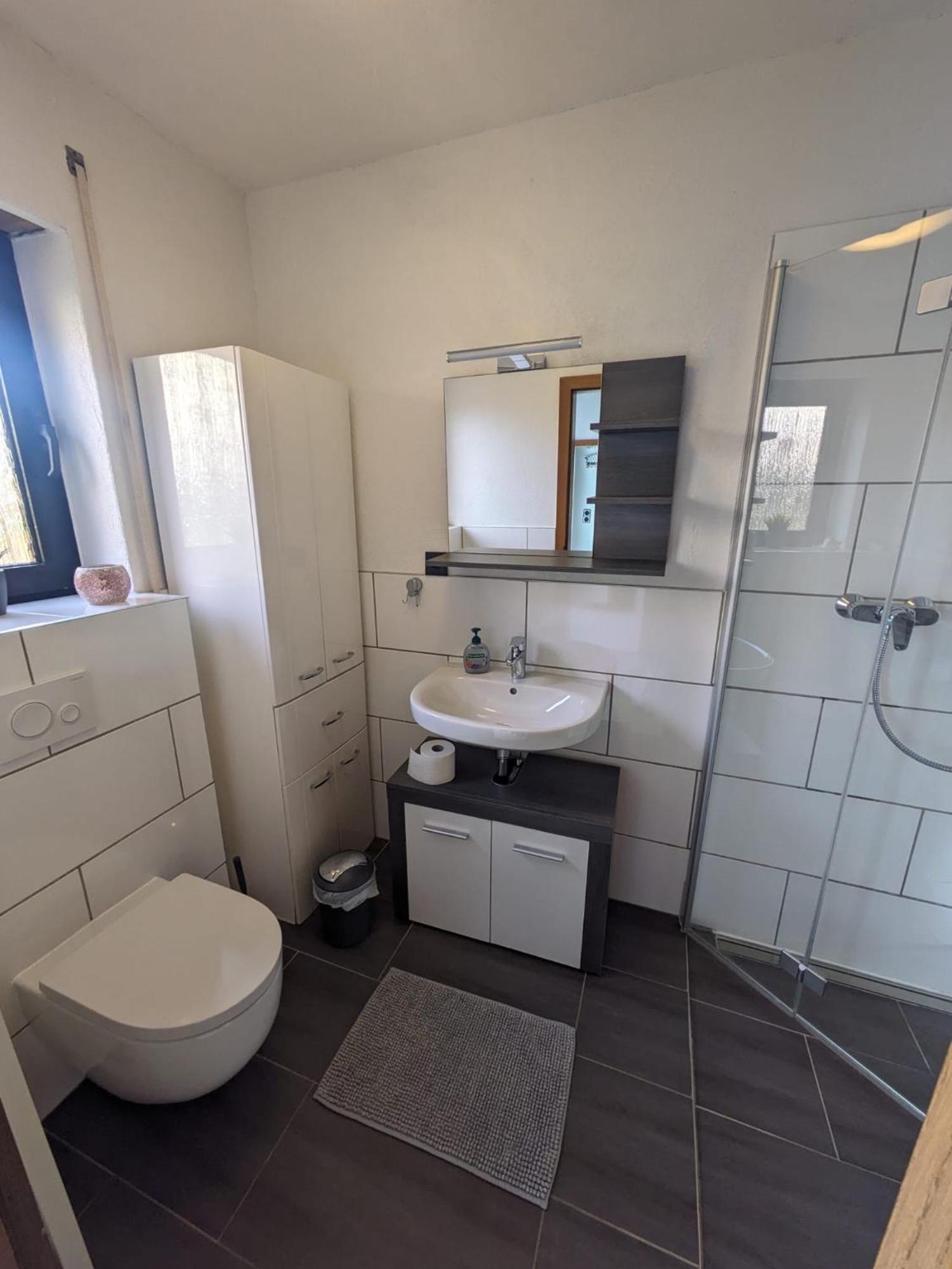 Appartement 2 Schlaf- & 2 Badezimmer - Direkte Busverbindung Bis Koeln Hbf, Messe